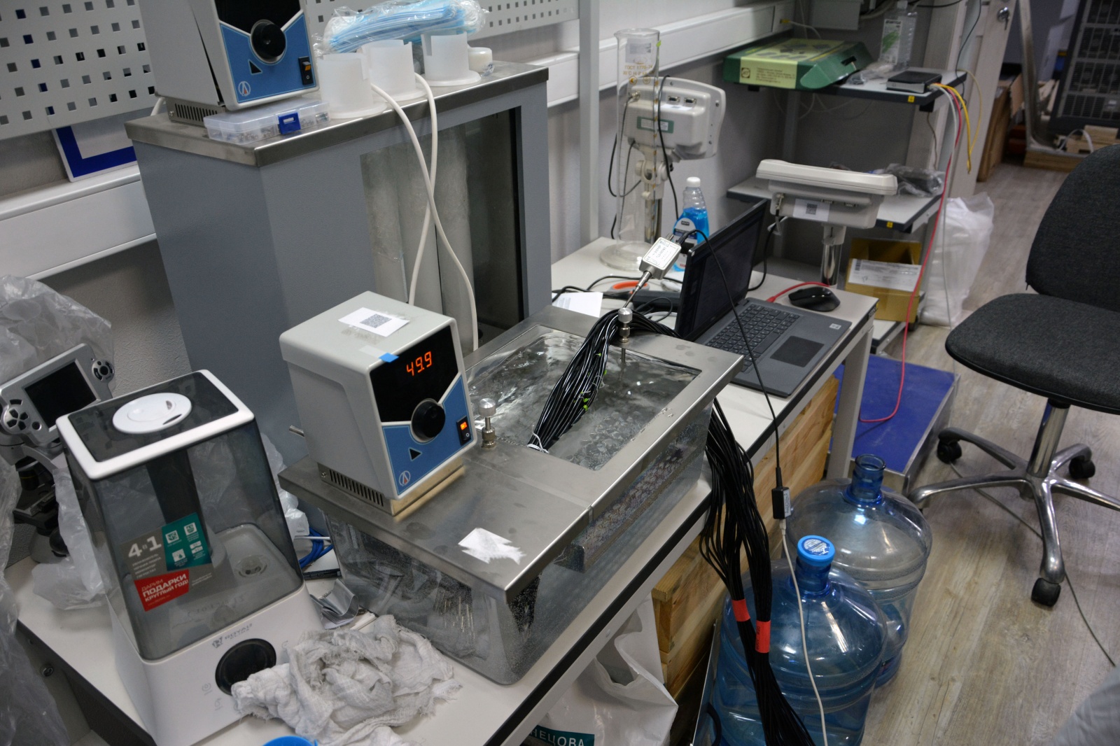 Датчики погружены в водяной термостат, идет нагрев до 50 °C, остался 0.1 °C